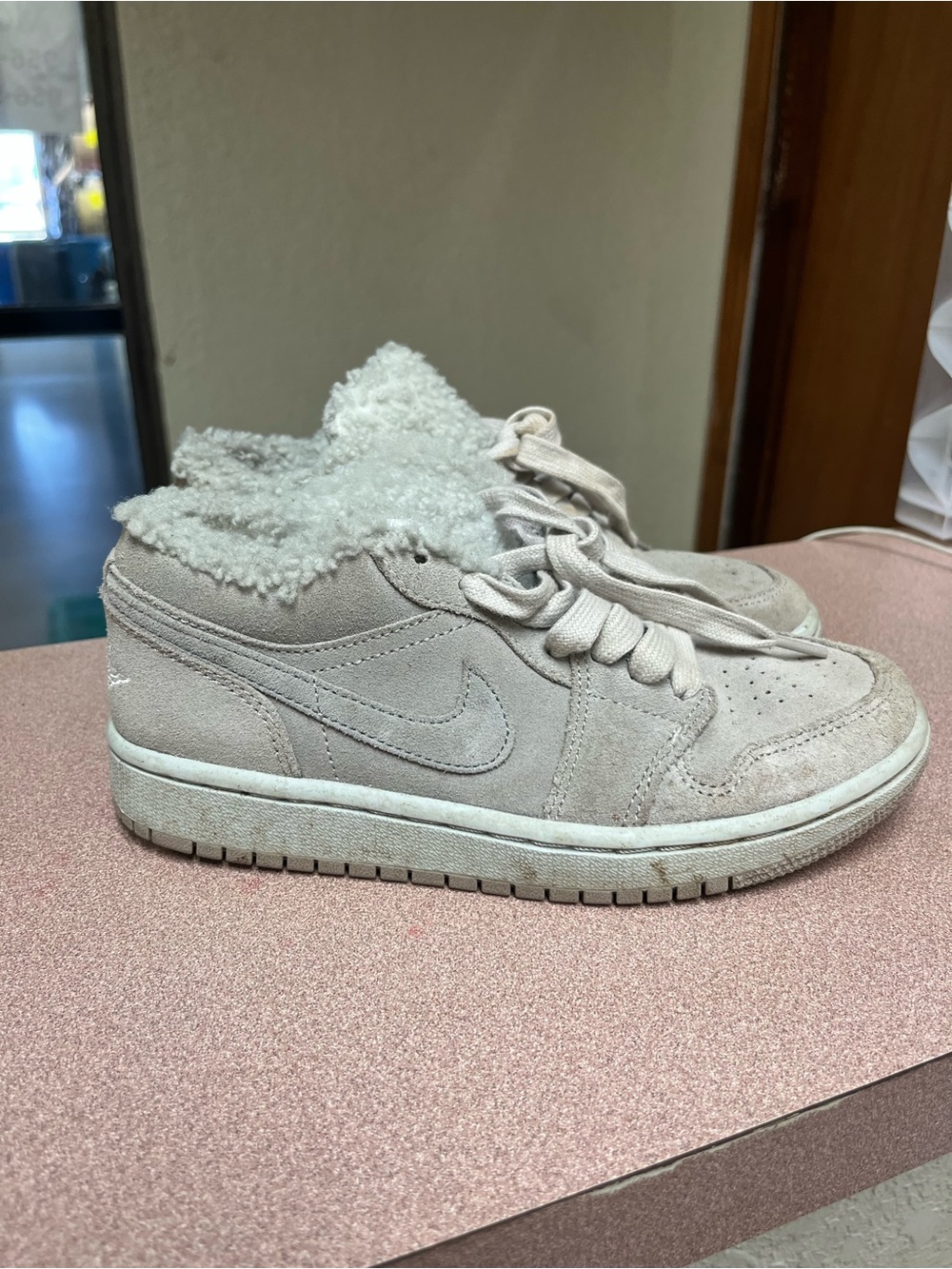 Nike Air Jordan 1 Low Sherpa Suede ✨
Size 5.5Y / Women’s 7